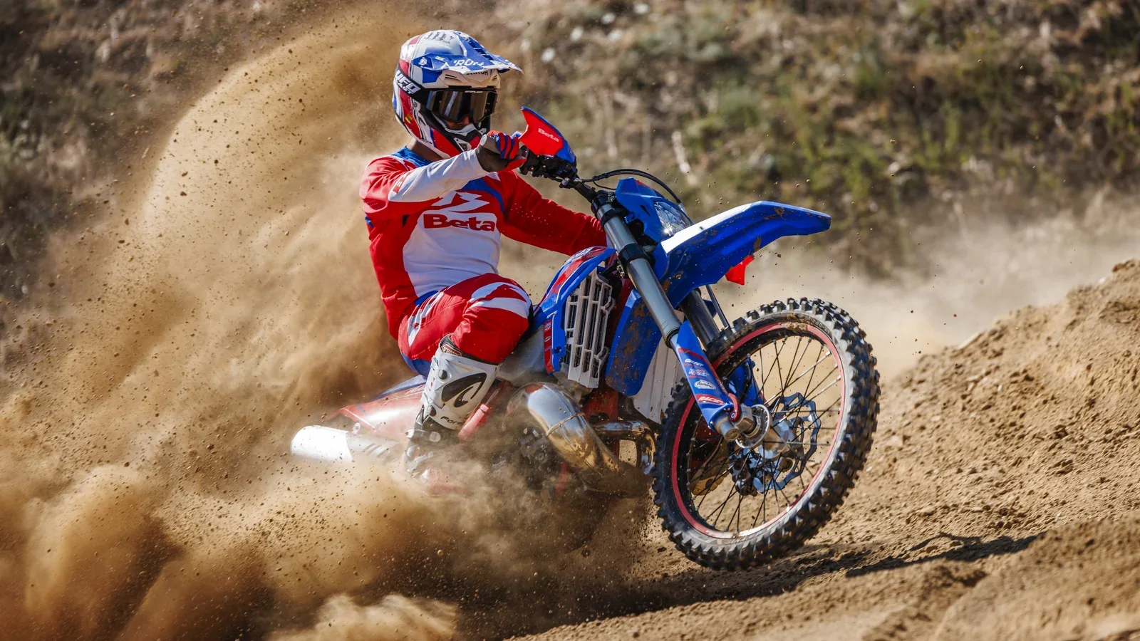 Pilote au guidon de la BETA RR Race 300 2T 2027 dans une gerbe de poussière