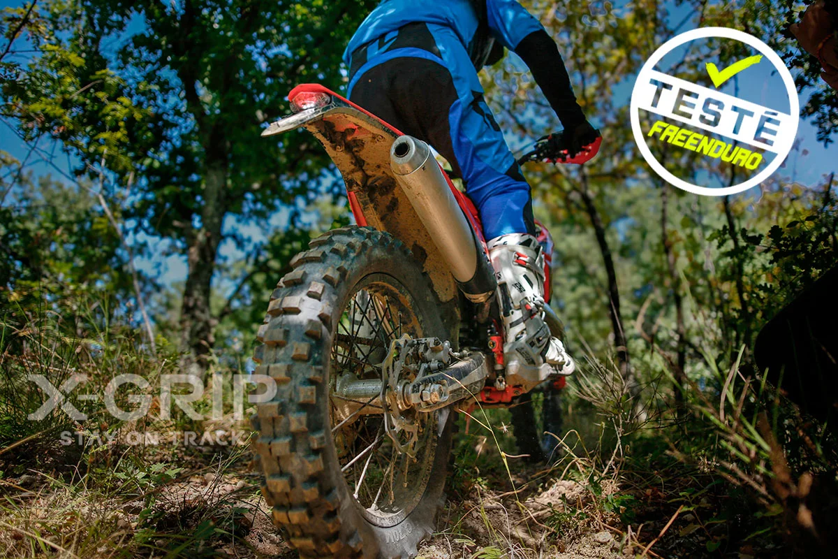 Pneu X-Grip King Kong monté sur une moto Beta lors du test Freenduro